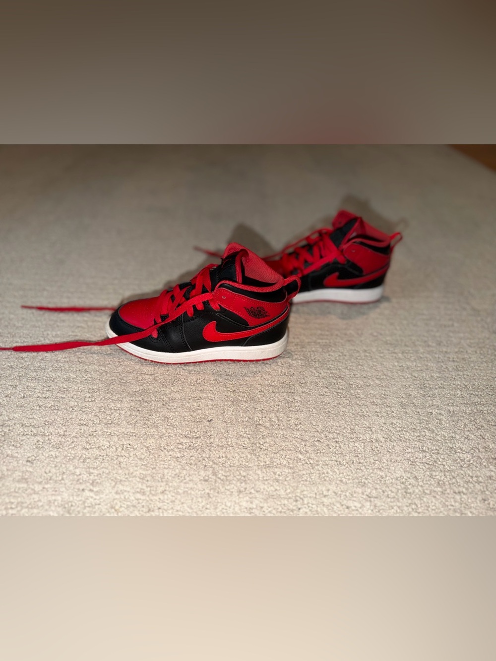 Unisex Air Jordan 1 Mid Red/Black Leather Mid-Top Kids Size 13 - Picture 3 of 9